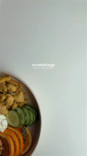 Jelena :) on Instagram: "VEGAN SCRAMBLED EGGS but make it vegan & high protein ✨ Werbung | Snackteller mit Sauerteigbrot (toasted), Avocado, Walnüssen, veganem Frischkäse, Orange & Gurke – dazu veganes Rührei. 🥹 Einfach Rührei-Ersatz @biovegan_food mit Wasser anrühren, kurz quellen lassen, anbraten & fertig. So easy und sooo yummi!✨ Passt perfekt auf Avocado-Toast oder einfach auf jeden Frühstücksteller @veganuarydeutschland :) #scrambledegg #vegan #highprotein #breakfast #rührei"