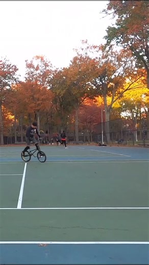 Hang Ten to Double Whips & Are You Happy with your GoPro❓I’m getting this flickering after the 1st 15 minutes of filming ❌ It could be the after market batteries @fltscty #flatlandbmx #bmxflatland #nycbmx #flatlandbmxfreestyle #hang10 #hangten | Robert Victoria