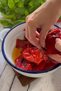 Pečene paprike, polnjene s kremnim kozjim sirom...... 🌶️🌶️🌶️Paprike operite, osušite in pecite v pečici pri 200 stopinjah približno 20–25 minut ... Dajte jih v skledo in pokrijte s prozorno folijo, vendar s pokrovom, da se ohladijo. 🌶️ Paprike olupite in odstranite semena. 🌶️ Vsako papriko po dolžini razdelite na 3 dele 🌶️ Premažite s kozjim sirom s kremo 🌶️ Zvijte 🌶️ potresite s česnom 🌶️ sesekljanim peteršiljem 🌶️ nadrobljenim feta sirom 🌶️ olivnim oljem in balzamičnim kisom 🌶️ sol