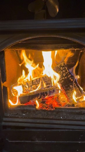 ❄️ It’s a cold, dreary day outside… but don’t worry, we’ve got you covered! 🔥 The fire is lit and the central heating is on, so it’s warm and cosy inside. 🍽️ Come and enjoy some great drinks and good food — our full menu is available today. ☕ We’re also serving Cadbury’s hot chocolate, along with tea and coffee to warm you up. ⏰ Food served from 12pm–4pm 📍 The Boat Inn Rugby Road, Stockton, Warwickshire, CV23 8HQ 📞 Call: 01788 726088 Pop in, get warm, and make a day of it 😊🍻 #TheBoatInn #T