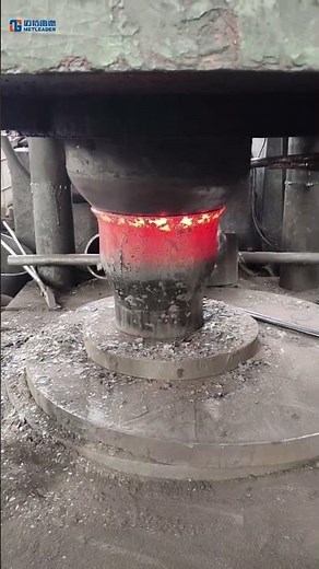The video shows the pressing process of concentric reducers. #fittings #reducers #eccentric