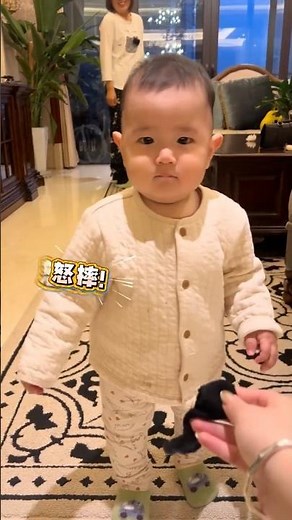 中俄家庭三胎宝贝跟袜子杠上了