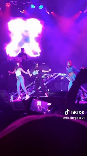 Becky G Bailando en el Concierto de Nicky Jam