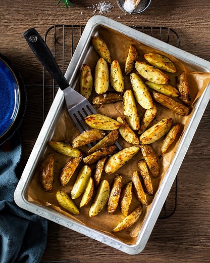 Rosmarinkartoffeln 🥔 aus dem Ofen sind eine unserer liebsten Beilagen. Mit diesem Rezept werden sie herrlich knusprig und wunderbar würzig. 🤤 Zum Rezept: https://www.chefkoch.de/rezepte/1778601287739038/Rosmarinkartoffeln-aus-dem-Ofen.html | Chefkoch