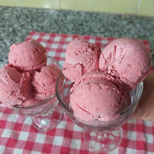 1.3M views · 5.8K reactions | Glace aux Fraises   2 Ingrédients ! Mais Attention : Peut causer un Bonheur Extrême !  | Recette express et inratable | Facebook