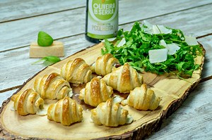 São os croissants mais fáceis de fazer. Deliciosos e estaladiços, ficam prontos em 30 minutos e são uma delícia quando recheados com presunto, queijo de cabra e molho pesto preparado com Azeite Oliveira da Serra 1ª Colheita. Receita completa: www.casalmisterio.com/video-corissants-recheados-com-presunto-1790066 | Casal Mistério