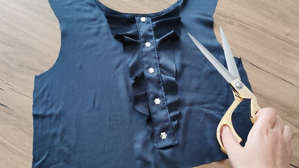 A Very Chic Collar Design for Your Clothes | Useful Sewing Tips