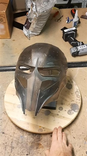 Peinture en cours ! :) Peint avec @tda_maker_supply Duralumen , tirage en @smoothon onyx et fibre de verre , fichier original par @vek3d #prey #propmaking #propmaker #costumemaking #costumemaker #predator #yautja #predator2 #predatorhelmets #predatorbadlands #moldmaking #paintingprocess | Virateck Workshop