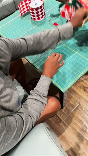 272K views · 4.6K reactions | Let’s Make a BOW!!! #Christmas #bows #wreathmaking #diy #diyprojects #wreathmaker #bowmaker | Bougie Wreaths by RE | Facebook