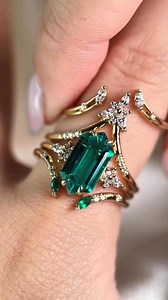 145K views · 3.3K reactions |  Para los clientes que buscaban un anillo único en tonos verdes, esta pieza lo tiene todo. Fabricado en oro sólido de 18k, con una esmeralda natural como protagonista y diamantes naturales que realzan su brillo. Una joya elegante, atemporal y hecha para destacar. ✨ #GoldShield #JoyeríaDeLujo #Esmeralda #Diamantes #fblifestyle | Gold Shield | Facebook