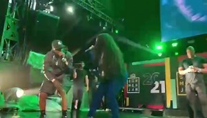 😍😍😍 Lil Kim the Queen Bee came out for the Swizz Beatz x DMX tribute at #Hot97SummerJam! 🔥🔥 | HOT 97