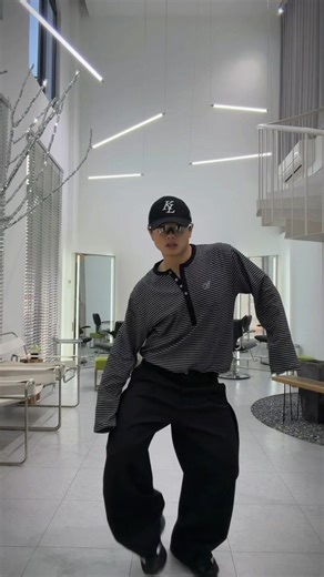 如果你觉得好看 可以给我一颗白色爱心吗？🤍 谢谢你们 你们都是大好人🌼🙈🫶🏻 我要把理发师娶回家 @real_edmund.diva @divahairlounge_arkadia 衣服褲子來自我很喜歡的一家品牌叫 @dcco.official 他們一來開始營業 我就關顧他們了 是在JB的夥伴 我們在Sneakerlah認識到 之後就合作到現在 我也算是看著他們的品牌成長到今天 已經很穩 品質也精益求精 版型要求也越來越高了👍私藏了那麼久 獨愛今天就介紹給你們 他們的東西真的真的很屌 大馬也有超高水準的審美 請你們大馬人感到驕傲謝謝😎