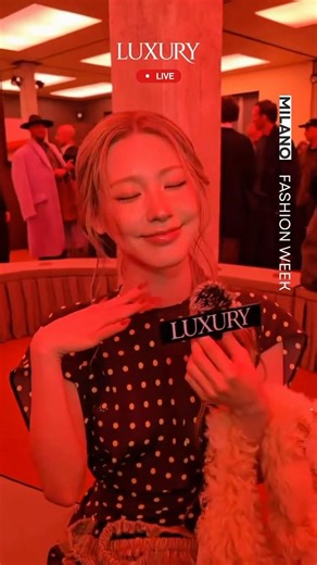 메릴 로게의 첫 마르니 컬렉션을 보러 온 i-dle 미연! 도트 드레스와 퍼 조합이 너무 잘 어울리죠? #미연 #아이들 #아이들미연 #miyeon #idle #marni #마르니