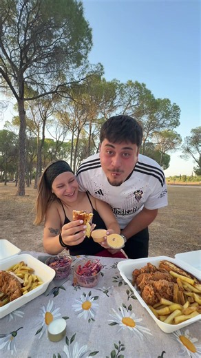 ❤️🌳 Albacete, tenéis que probar este plan. Nos montamos una cita romántica en La Pulgosa y la cena la puso Tender Club, que solo está disponible en Uber Eats. Pedimos la Signature Box y la Club Box, y la verdad… nos sorprendieron muchísimo 🤤 🔥 Tenders marinados durante 24 horas, súper jugosos. 🥔 Patatas crujientes. 🥖 Brioche estilo japonés. 🥗 Coleslaw. ✨ Y su Salsa Club, que nos encantó. Y ojo al postre… 🍰 New York Creamy Cheesecake, el broche perfecto para terminar la cena. Fue un plan s