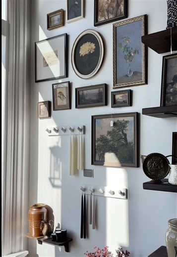 ELEVATED MARKETPLACE 🦆 @shopboothhouse We’ve seen a lot of consignment clothing shops popping up in the last few years, but The Booth House seems to be ahead of their time on this elevated consignment marketplace. At first glance, you wouldn’t even know that individual sellers are taking up space, the cohesive atmosphere of gently used new items makes for the most pleasant shopping experience. And don’t let the beautiful space fool you, the prices are 👌🏻👌🏻👌🏻. Whether you’re interested in 