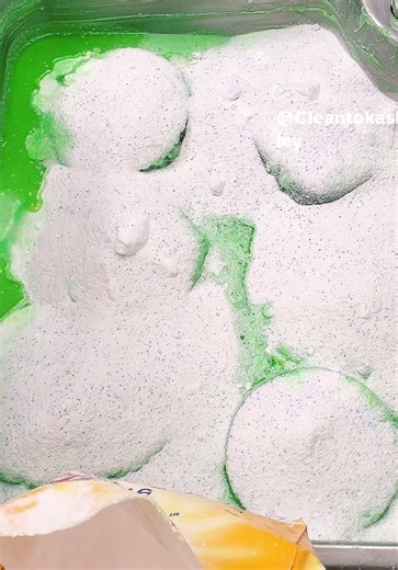 1/4 Gain laundry overload 💚💫💣 @Cleantokashley #laundryoverload #cleantok #laundrytok #sinkoverloadasmr #spongesqueezing