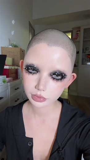 Beginners learning Gothic-style makeup!!!👩🏻‍🦲✌️ #makeuptutorial #makeuplook #creativemakeup #glammakeup #gothicmakeup