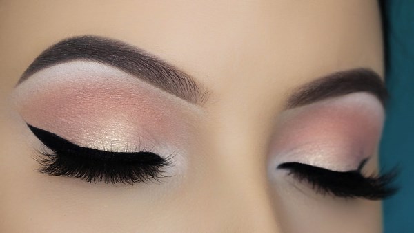 Soft Peach Eye Makeup Look – Easy Step-by-Step Tutorial