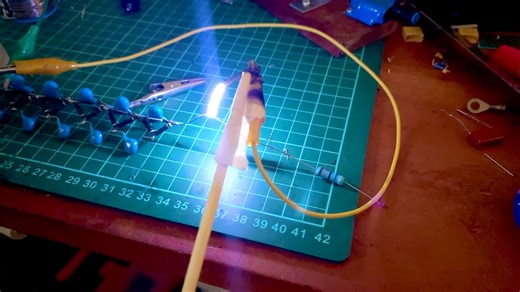 discharge characterictic comparation between with and without current limiter on high voltage multiplier (2 of 470K Resistor in series at the output) | Yanako Stuff