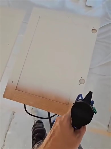 Graco Quickshot for perfect painting of small parts! 💨 See how FM Airless Peinture from Rennes, France, paints parts of a fitted kitchen with the Graco Quickshot! This airless technology makes painting small parts fast, efficient and of the highest quality. 👌 🎥Thanks to