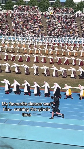 How to get long and slim legs? Run with the camera