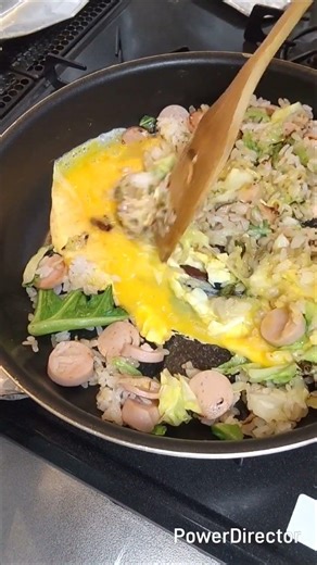 独身40代の食生活5月11日 キャベツと魚肉ソーセージのチャーハン レタス