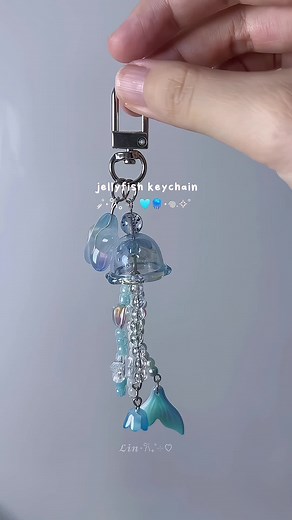 making my first beaded keychain!🪼🫧 . . #jellyfishkeychain #beaded #beads #beadedkeychain #diy #stars #jellyfish
