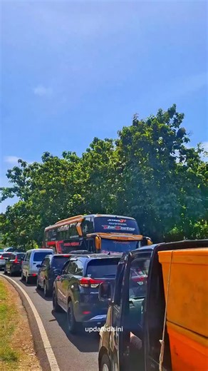 Update Disini on Instagram: "UPDATE ARUS LALIN SIMPANG TIGA PANTAI DRINI PUKUL 10.00 WIB (25/12/2025). Terpantau sudah mulai padat luurrr.. Cuaca nampak cerah panas banget. Ojo lali persediaan air putih ben ojo dehidrasi. Selamat berlibur... #updatedisini #fyp #jalurwisata #gunungkidul #jogja"