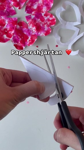 Pappershjärtan ❤️ Så här enkelt kan ni vika och klippa pappershjärtan som sitter ihop i ett stycke. Samma metod som när man klipper snöflingor. Så fina att sätta upp på en vägg eller varför inte på fönstret? Vi målade våra hjärtan med hjälp av klädnypor och bomullstussar och duttade dit färgen. Man kan också använda sig av färgat papper när man viker om man inte vill måla dem. Visst blir det effektfullt och fint? 🫶 . . . . . . . #hjärta #hjärta #allahjärtansdag #allahjärtansdagspyssel #pyssel #
