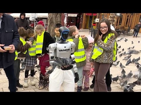 Bosniens erster humanoider Roboter Roby sorgt in Sarajevo für Aufsehen