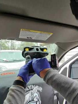 Removing a Nissan Frontier windshield with the WRD Bison. #fyp #autoglass #wrdglasstools #wrdbison