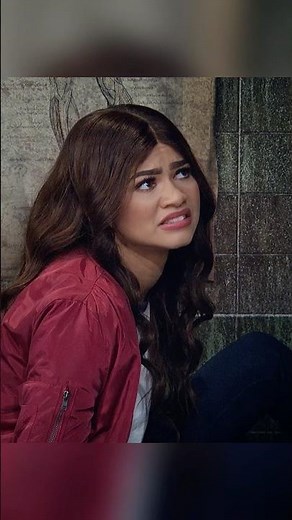 Marissa Shatters Glass with Opera Voice | K.C. Undercover Funniest Escape Scene