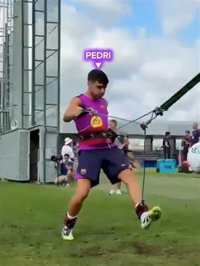 PEDRI'S CRAZY WORKOUT IS JUST TO PULL VINI JR?! 🤯🔥