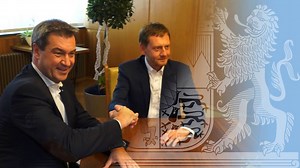 Ministerpräsident Dr. Markus Söder trifft den Ministerpräsidenten des Freistaates Sachsen Michael Kretschmer in Hof. Themen des Gesprächs u.a.: verstärkte Zusammenarbeit bei der Sicherheit und aktuelle grenzüberschreitende Projekte im Schienenverkehr. | Bayern.de