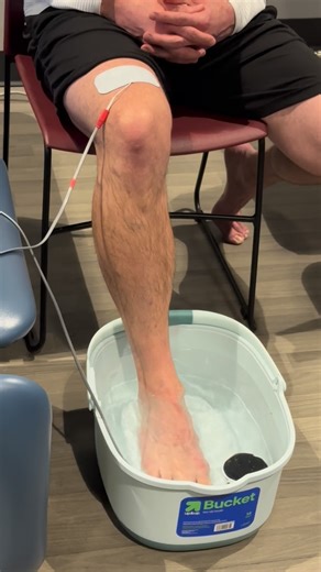 𝕄𝕦𝕤𝕔𝕝𝕖 & 𝕁𝕠𝕚𝕟𝕥 ℙ𝕋 on Instagram: "Electricity and water? ⚡️🧑‍🔬 Two things you’re always told not to mix. Ironically… in physical therapy, that combination can help you heal faster. This is the Neubie @neufitrfp a direct current neuromuscular stimulation device that uses targeted electrical signals to communicate with your nervous system. The water helps calm pain and inflammation, while