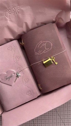 Agus Cabaleiro on Instagram: "HABLEMOS DE ÉTICA PROFESIONAL porque estoy harta de los profesionales de la salud que nos tratan como se les canta 🙃 Que un NUTRICIONISTA salga a filmar gente random SIN CONSENTIMIENTO para probar una estadística (que ni siquiera probó científicamente) me parece una FALTA DE RESPETO ENORME. Y que encima se autoperciba como “el que dice las verdades” porque te insulta??? que demodé Si querés bajar de peso, mejorar tus hábitos o arrancar a moverte más, HACELO!!! pero