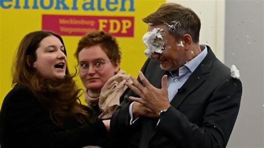 Linke Lokalpolitikerin bewirft Christian Lindner mit Schaumtorte