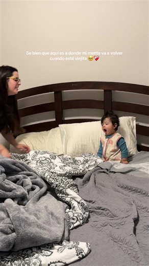 Es inevitable ver estos videos y pensar lo mucho que ha crecido mi bebé en tan poco tiempo. Cuando escuchaba a mamás decir que “crecen muy rápido” llegué a pensar que era exageración pero ahora mismo me doy cuenta que es verdad. He sido su lugar seguro por estos 11 meses pero ya está a punto de caminar, dice palabras, ya no es una recién nacida 🥹 quisiera congelar estos momentos porque se que en un punto ya no necesitará de mi tanto como ahora! #mamaprimeriza #maternidad #bebe #momlife #momsoft