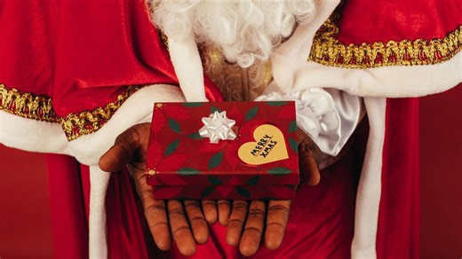 Which streaming services can you give directly as gifts, and which offer gift cards for 2025 holidays?