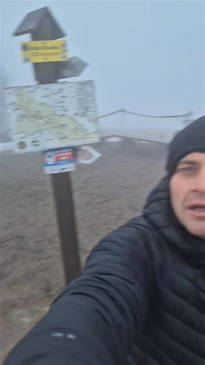 Paweł Sobula Trener on Instagram: "🥾⛰️ Mała Rawka zdobyta! 💪 1272 m n.p.m. ✔️ Szlak mega przyjemny – czasami stromy, miejscami biegnie wzdłuż strumyka 💦🌿 i daje niesamowity klimat Bieszczad! 🌄 Nie zatrzymuję się – kierunek Wielka Rawka! 🚀 Mrzawka ciśnie w oczy, wiatr daje po twarzy, ale wiecie co? DAM RADĘ! 💥🔥 I DO ROBOTY!!! 💪⛰️ #MałaRawka #Bieszczady #ZdobywamySzczyty #GóryToWolność #PawelSobulaTrener #AktywnyStylŻycia #Motywacja"