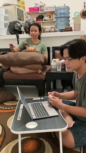 Selalu ada cara untuk menuruti permintaan ibu negara yang katanya mau ngajak ngobrol pas gw lagi main game 🥰 . Tapi mana ngobrol nya 😩 . #gaming #chromebook #remoteplay