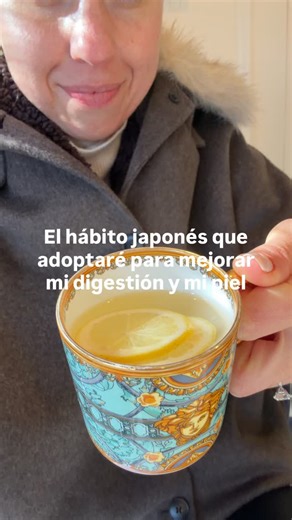 El hábito que veo por todos lados en Japón es un té caliente antes de comer, al principio me pareció un poco raro pero me puse a investigar y wow los beneficios que tiene para la digestión y la piel. Estoy lista para adorarlo…. ¿Tú también te animas? | Club Marea
