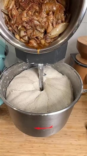 🧅 Roasted Onion, Za’atar & Sesame Sourdough Still one of my most-loved loaves — sweet roasted onions, toasted sesame, and a hit of za’atar spice. Inspired by baking in Italy with Presidio Giarratana onions and the Slow Food traditions I fell in love with at Terra Madre 2024. Proof that one small idea abroad can become something unforgettable at home. Would you try this combo? 👇 | Sourdough Duffy