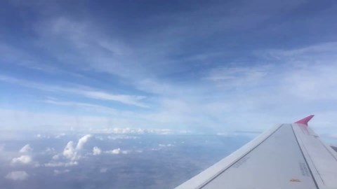 Flying through the clouds - landing in Luton - time lapse