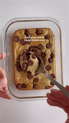 Alyssa Coady on Instagram: "Cookie dough baked oats.. one of my most popular recipes. The full recipe is in the original reel. You have to try it 😍 Follow @alyssacoadynutrition for more recipes like this 🫶🏻 #cookiedough #bakedoats #breakfast #easyrecipes"