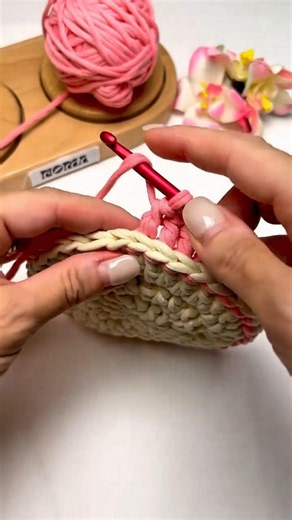 Easy tutorial on how to crochet a round basket base.