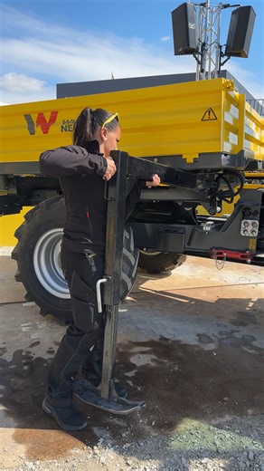 Changing the skip at lightning speed? This is possible with our new skip changing system. At bauma, our expert Nina will explain how it works. | Wacker Neuson