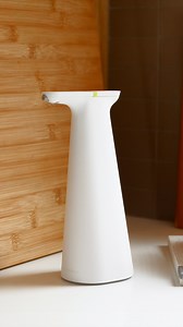 Cleaning should feel as effortless as making the mess. Made for cleanup, plants and playful moments alike. With three precision spray modes, Sensor Spray delivers seamless performance. | simplehuman