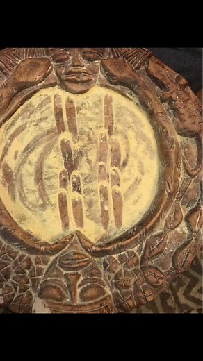 ÒRÌSÀ ODU: Odu is a very powerful Òrìṣà. She is a special message from Olódùmarè, that was sent to Ọ̀rúnmìlà when the world was having problems • The sacred odu Ofun Meji speaks about Òrìṣà Odu & Ọ̀rúnmìlà: Òdúndún abewa peleke peleke Odundun plant with good leafs Tètè egun abitete pondorigi pondorigi Tete plant with good leafs E weti elede e wo todundun Deede Look ati another plant that look like odundun called eti elede ogboogba ni won se They are the same A dífá fun Ọ̀rúnmìlà Divine for Ọ̀rún