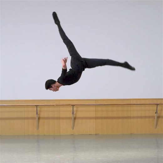 We are often asked why there are so many gymnastic techniques in a classical Chinese dance performance. Yet, did you know that these flips and other complicated tumbling tricks actually all originate from classical Chinese dance? With a history of thousands of years, these acrobatic techniques weave together power, precision, and storytelling through dance. | Shen Yun